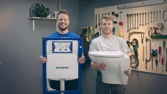 Installatør ved siden af Geberit cisterne og væghængt toilet