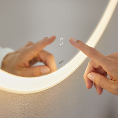 Geberit Option Round spejl med touch sensor styring (© Geberit)