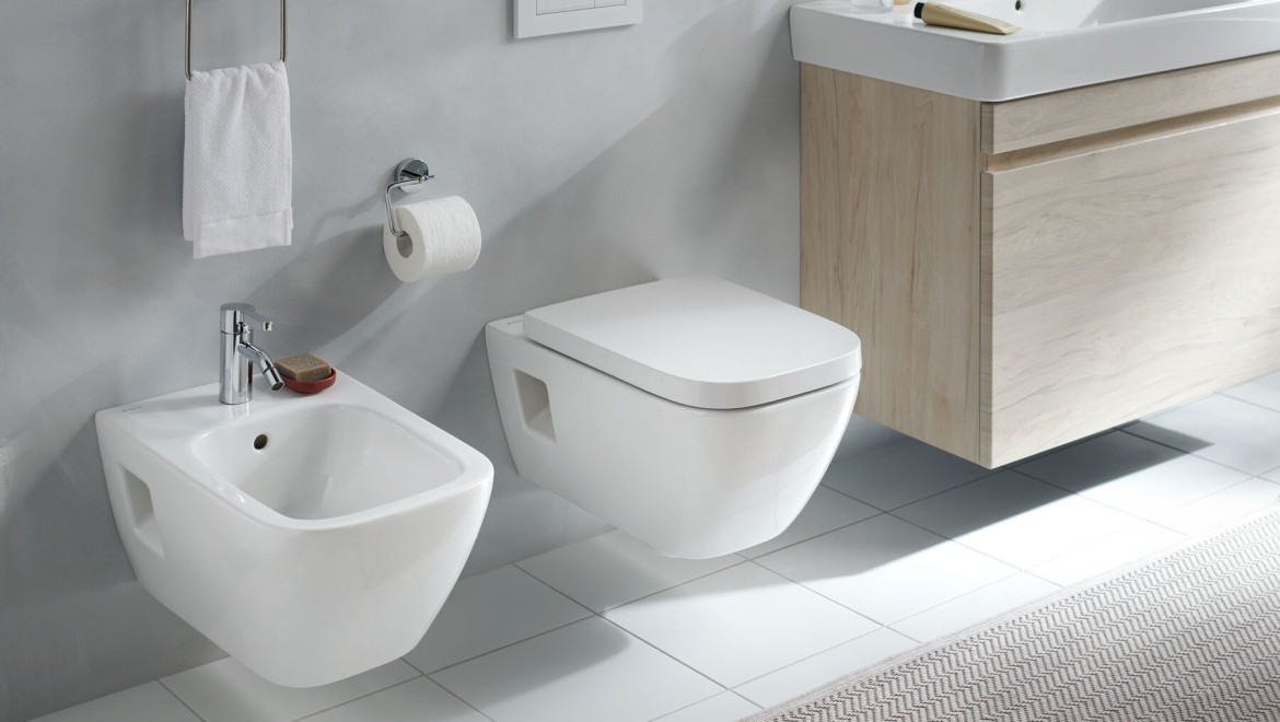 Geberit Renova Plan toilet og bidet med overløb