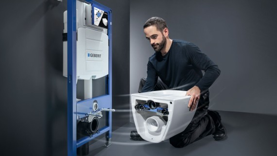 VVS-installeret toiletsystem bestående af Geberit Sigma-indbygningscisterne og Geberit Acanto-toilet