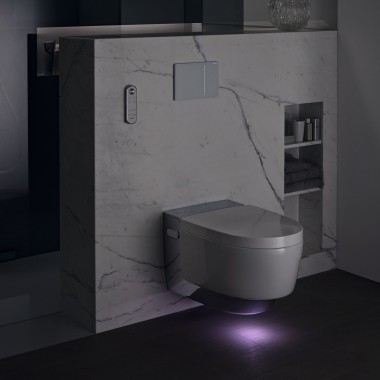 Geberit AquaClean Mera Comfort i krom med orienteringslys (© Geberit)