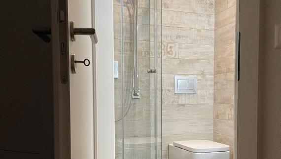 Badeværelsesdør, der åbner udad Badeværelsesdør, der åbner udad