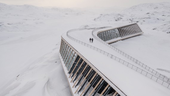 Taget på Isfjordscenter på Grønland er også en terrasse (© Adam Mørk)