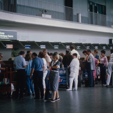 Passagerer, der venter i transitområdet i Terminal A i 1986. (© ETH-Bibliothek Zürich)