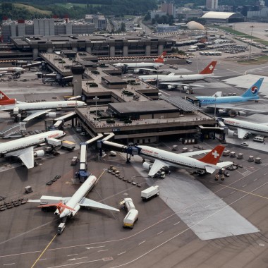 Luftfoto af Terminal B i Zürich fra 1980'erne. (© Swissair)