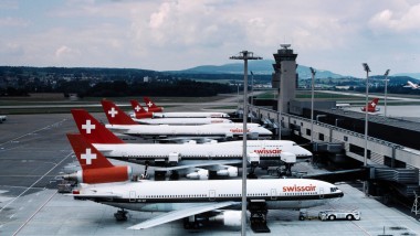 Fly fra det tidligere Swissair er parkeret ved kajen i Terminal A i Zürich i 1980'erne (© ETH-Bibliothek Zürich)