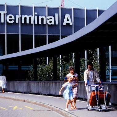 Fodgængere foran Terminal A i 1985. (© Swissair)