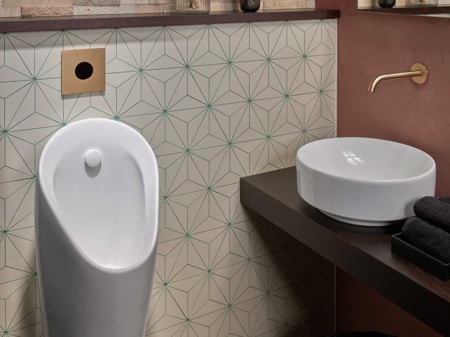 Urinalstyringen Type 40 med berøringsfri skyllestyring harmonerer med håndvaskarmaturer fra førende leverandører og skaber en eksklusiv designaccent