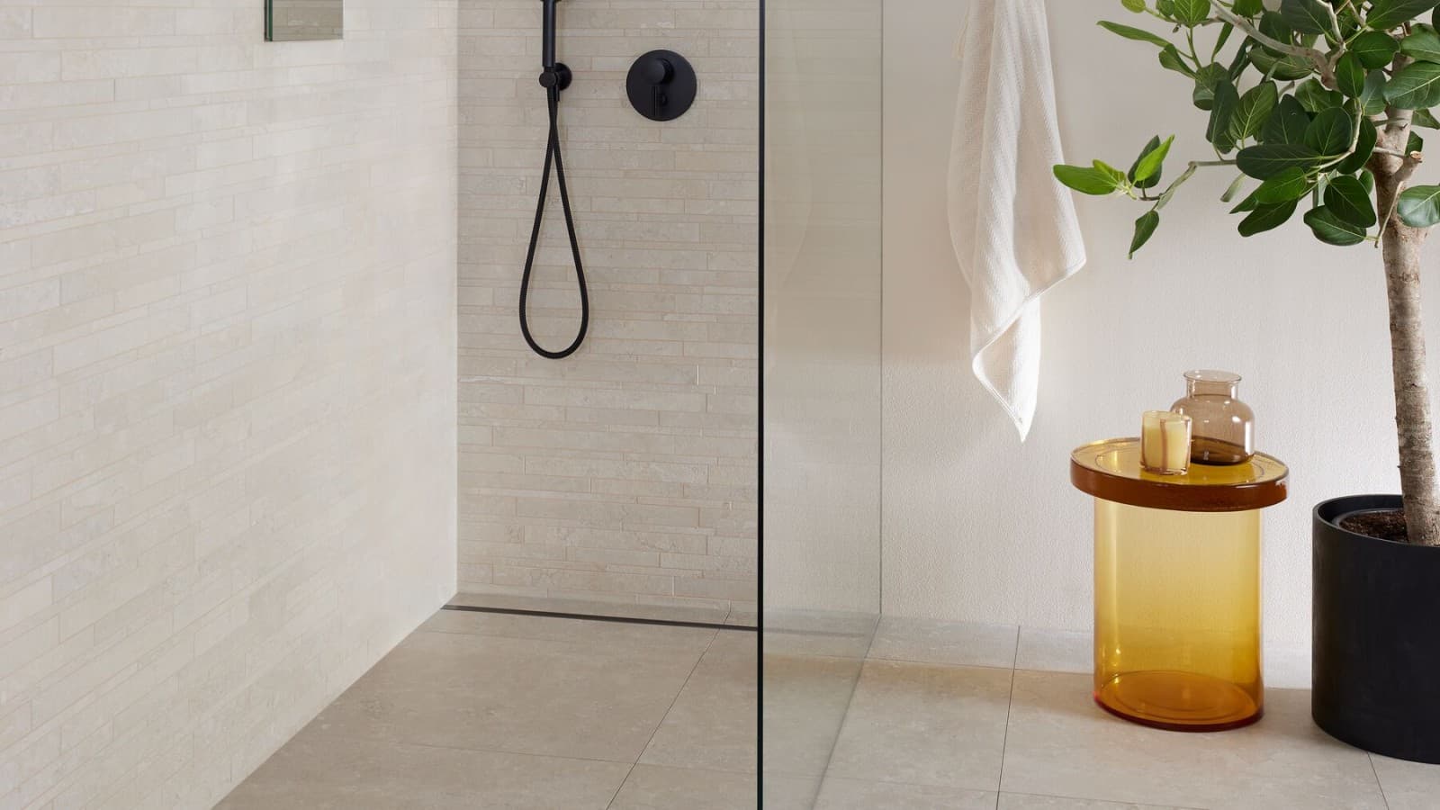 Åbent bruseområde med CleanLine afløb Åbent bruseområde med CleanLine afløb