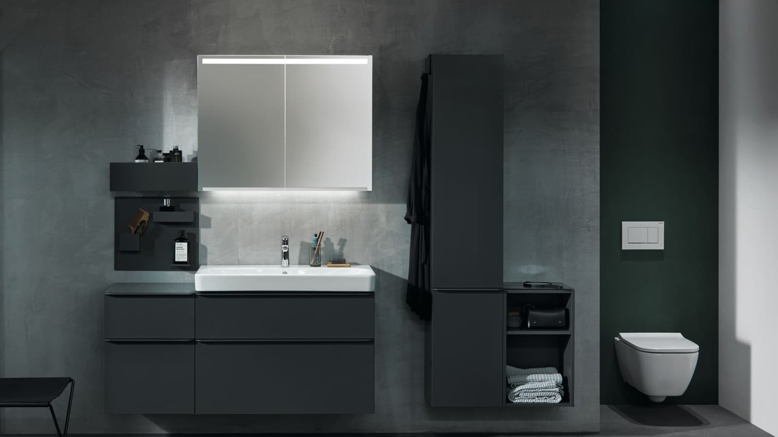 Et væghængt Geberit Smyle Square-toilet installeret i en niche Et væghængt Geberit Smyle Square-toilet installeret i en niche