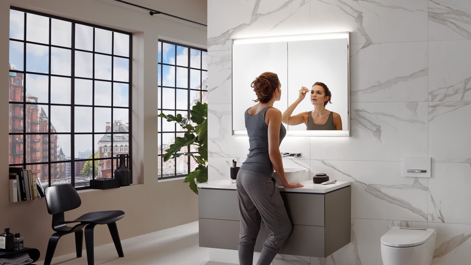 Kvinde i et badeværelse med Geberit ComfortLight Kvinde i et badeværelse med Geberit ComfortLight