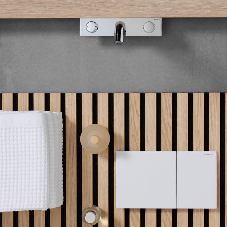 Den enkle hvide Geberit Sigma70 betjeningsplade kan kombineres på mange forskellige måder. Den enkle hvide Geberit Sigma70 betjeningsplade kan kombineres på mange forskellige måder.