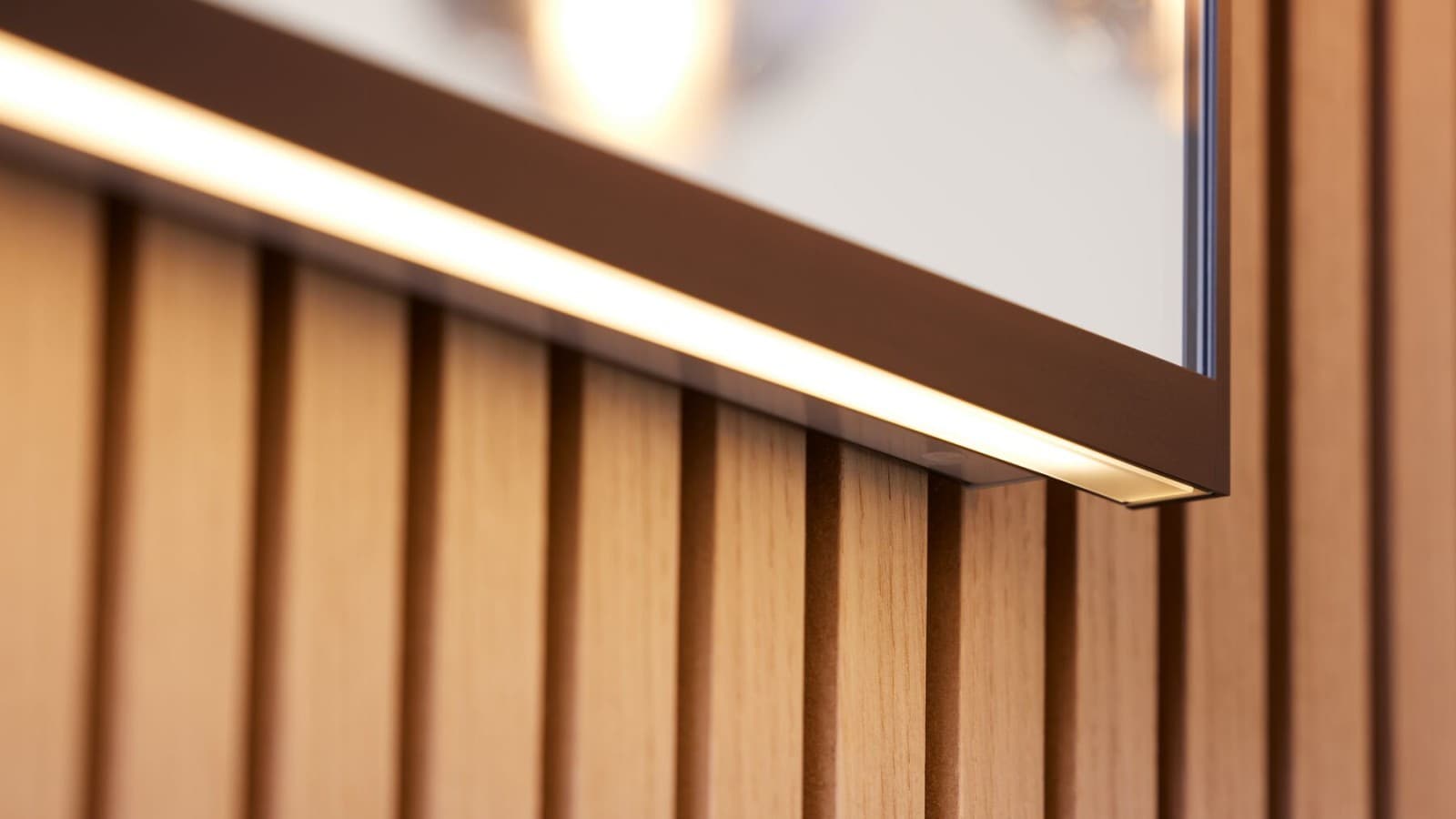 Geberit Option Plus Square 135 cm i mat sort med indirekte lysstribe (© Geberit) Geberit Option Plus Square 135 cm i mat sort med indirekte lysstribe (© Geberit)