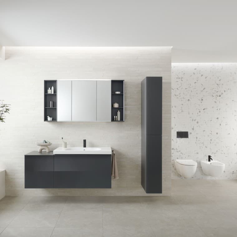 Geberit Option spejlskabet tilbyder masser af opbevaringsplads, en indvendig stikkontakt og en USB-port. Geberit Option spejlskabet tilbyder masser af opbevaringsplads, en indvendig stikkontakt og en USB-port.