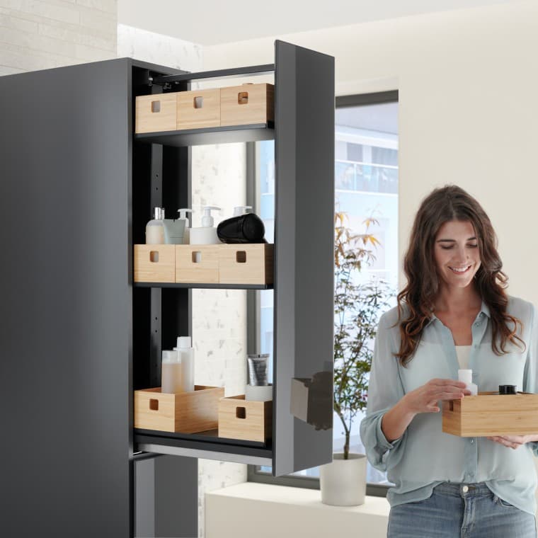 Smalt højskab for maksimal opbevaring. De praktiske bokse kan laceres som ønsket. Smalt højskab for maksimal opbevaring. De praktiske bokse kan laceres som ønsket.