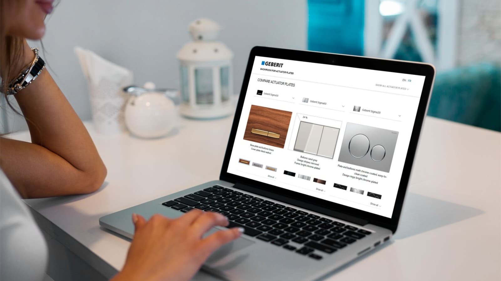 Kvinde sammenligner betjeningsplader fra Geberit Kvinde sammenligner betjeningsplader fra Geberit