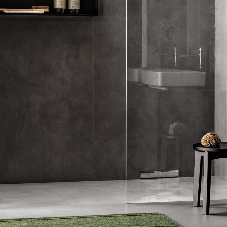 En gulvjævn bruser med vægafløb En gulvjævn bruser med vægafløb