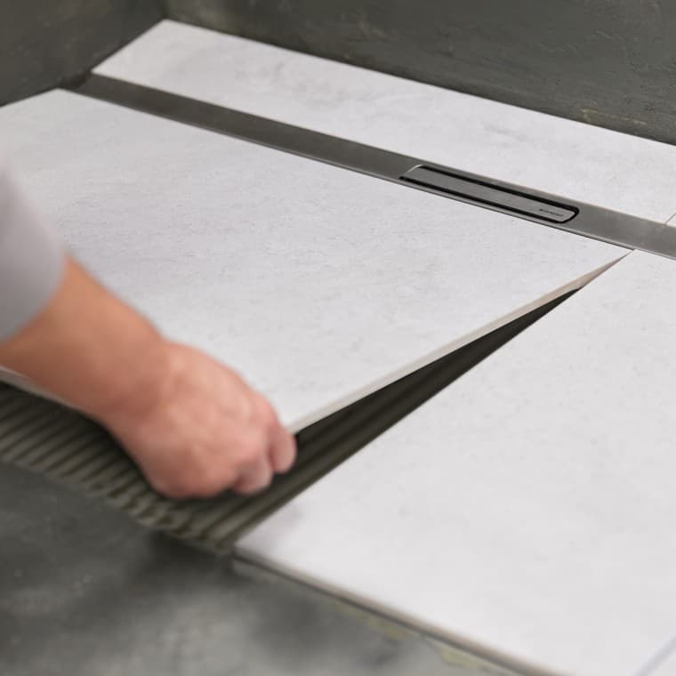 Et robust greb sikrer fast og pålidelig montering. Et robust greb sikrer fast og pålidelig montering.