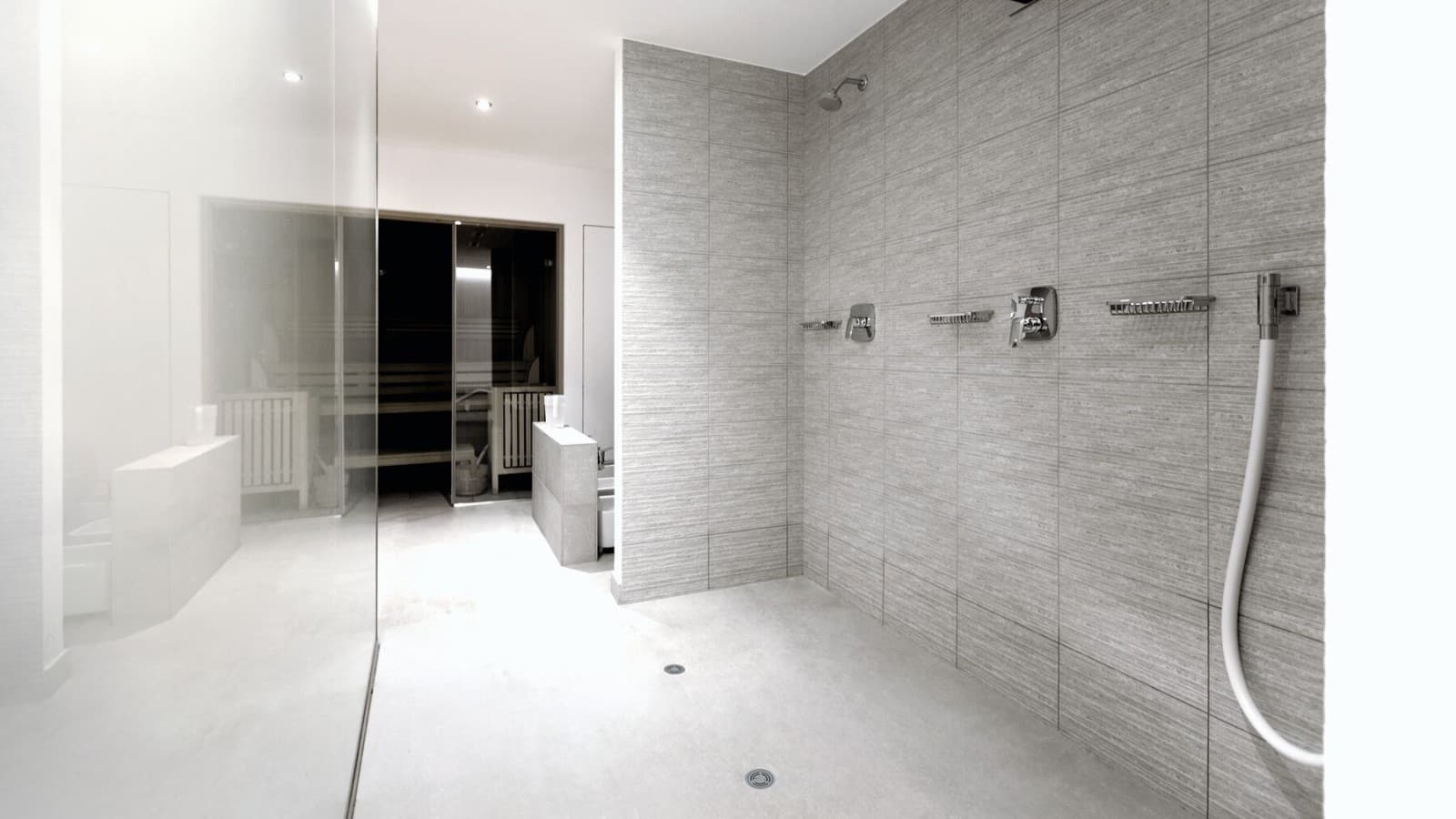 Halvoffentligt sanitetsrum med Geberit vinyl (PVC) gulvafløb til brusenicher Halvoffentligt sanitetsrum med Geberit vinyl (PVC) gulvafløb til brusenicher