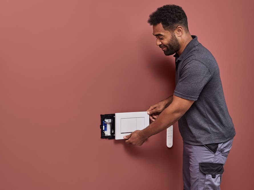 Mand installerer Geberit DuoFresh lugtudsugning Mand installerer Geberit DuoFresh lugtudsugning