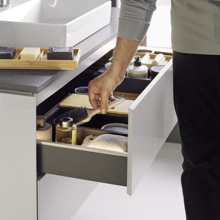 Perfekt organiseret: Modulært organiseringssystem med praktiske indsatsrum fås som tilvalg til en række skuffestørrelser. Perfekt organiseret: Modulært organiseringssystem med praktiske indsatsrum fås som tilvalg til en række skuffestørrelser.