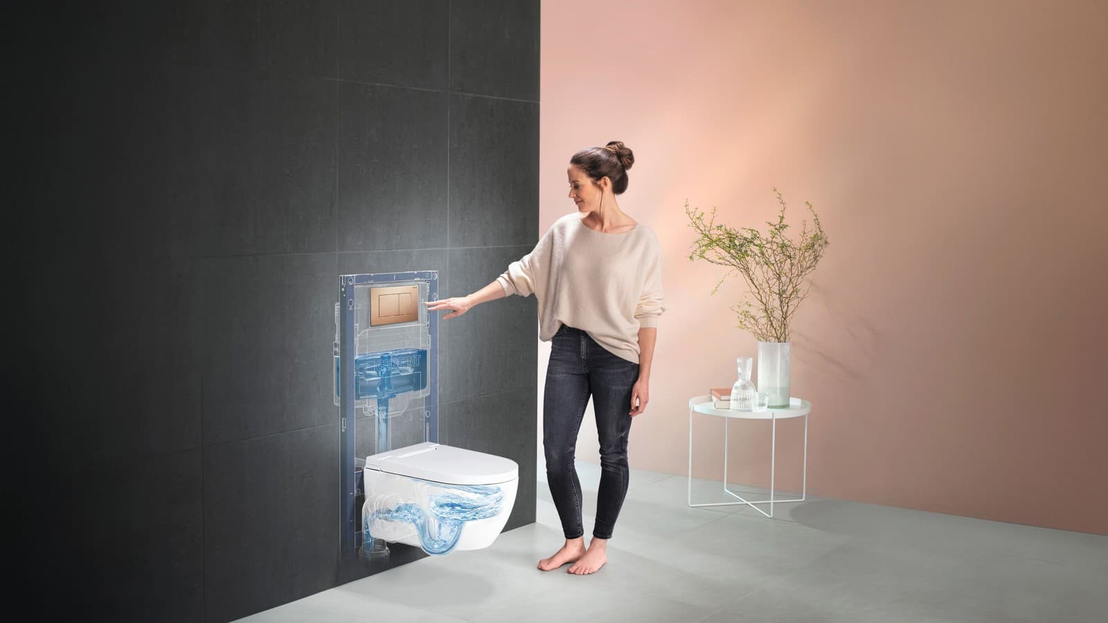 Kvinde ved siden af Geberit AquaClean Alba Kvinde ved siden af Geberit AquaClean Alba