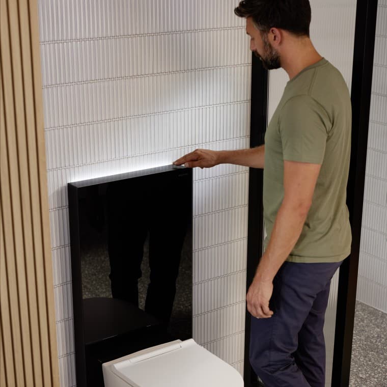 Mand ved siden af Geberit Monolith Plus Mand ved siden af Geberit Monolith Plus