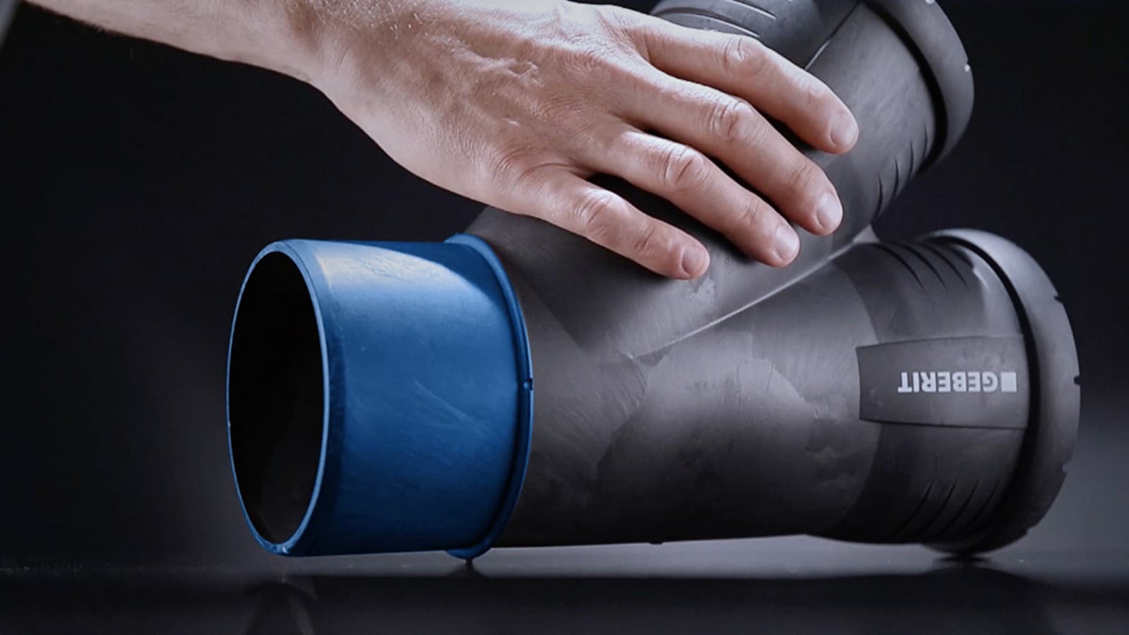 Beskyttede tætningsflader: Den fremspringende stopring giver effektiv beskyttelse af tætningsfladerne – selv under barske forhold på byggepladsen. Beskyttede tætningsflader: Den fremspringende stopring giver effektiv beskyttelse af tætningsfladerne – selv under barske forhold på byggepladsen.