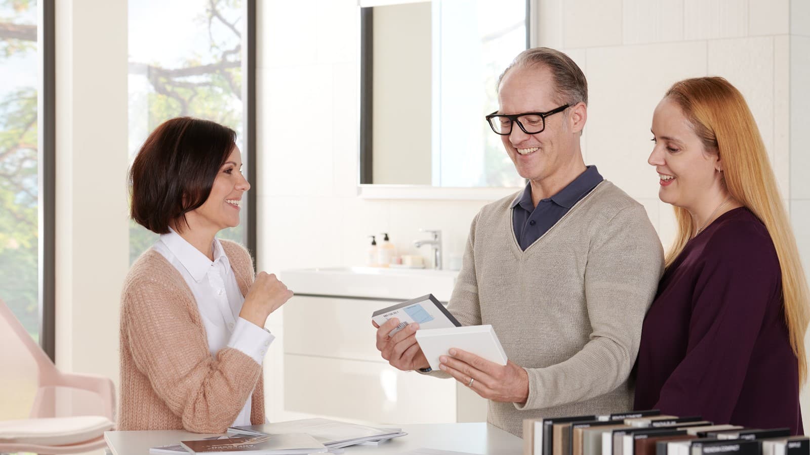 En specialforhandler rådgiver et par En specialforhandler rådgiver et par