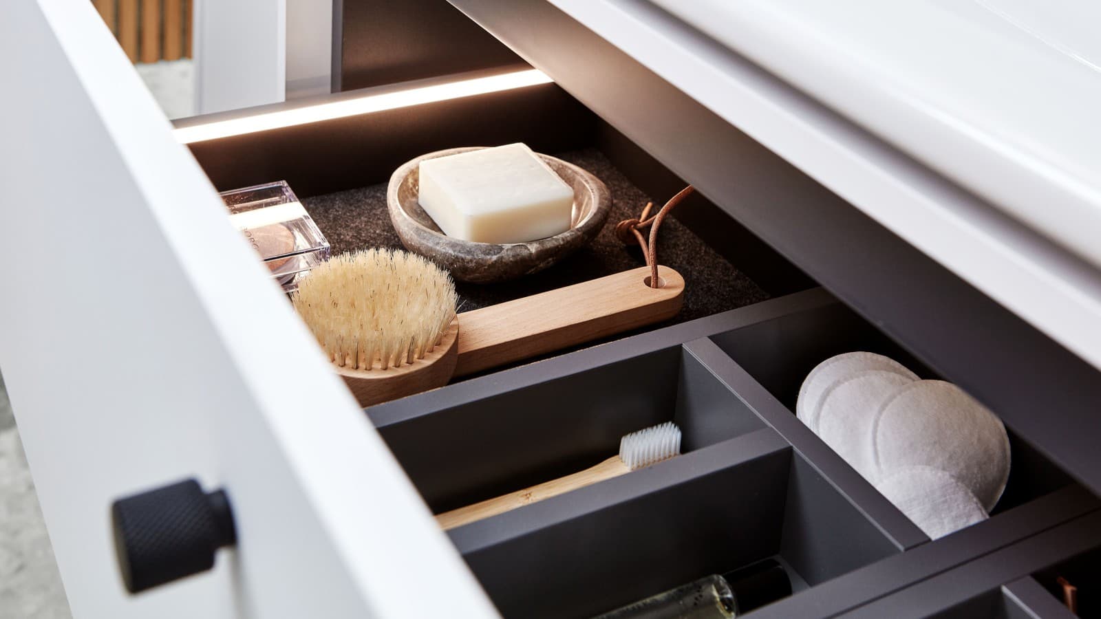Åben skuffe i badeværelsesmøbel Åben skuffe i badeværelsesmøbel