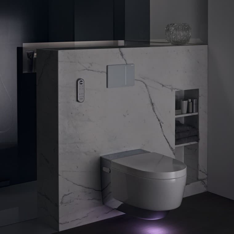 Geberit AquaClean Mera Comfort i krom med orienteringslys (© Geberit) Geberit AquaClean Mera Comfort i krom med orienteringslys (© Geberit)