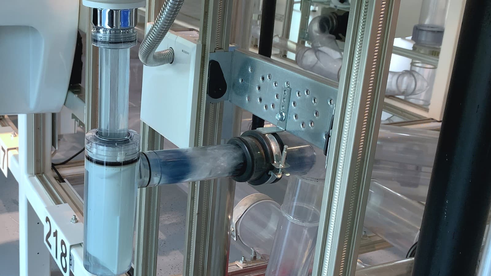 Tilstopningen løsnes og skylles ud i afløbet. Tilstopningen løsnes og skylles ud i afløbet.