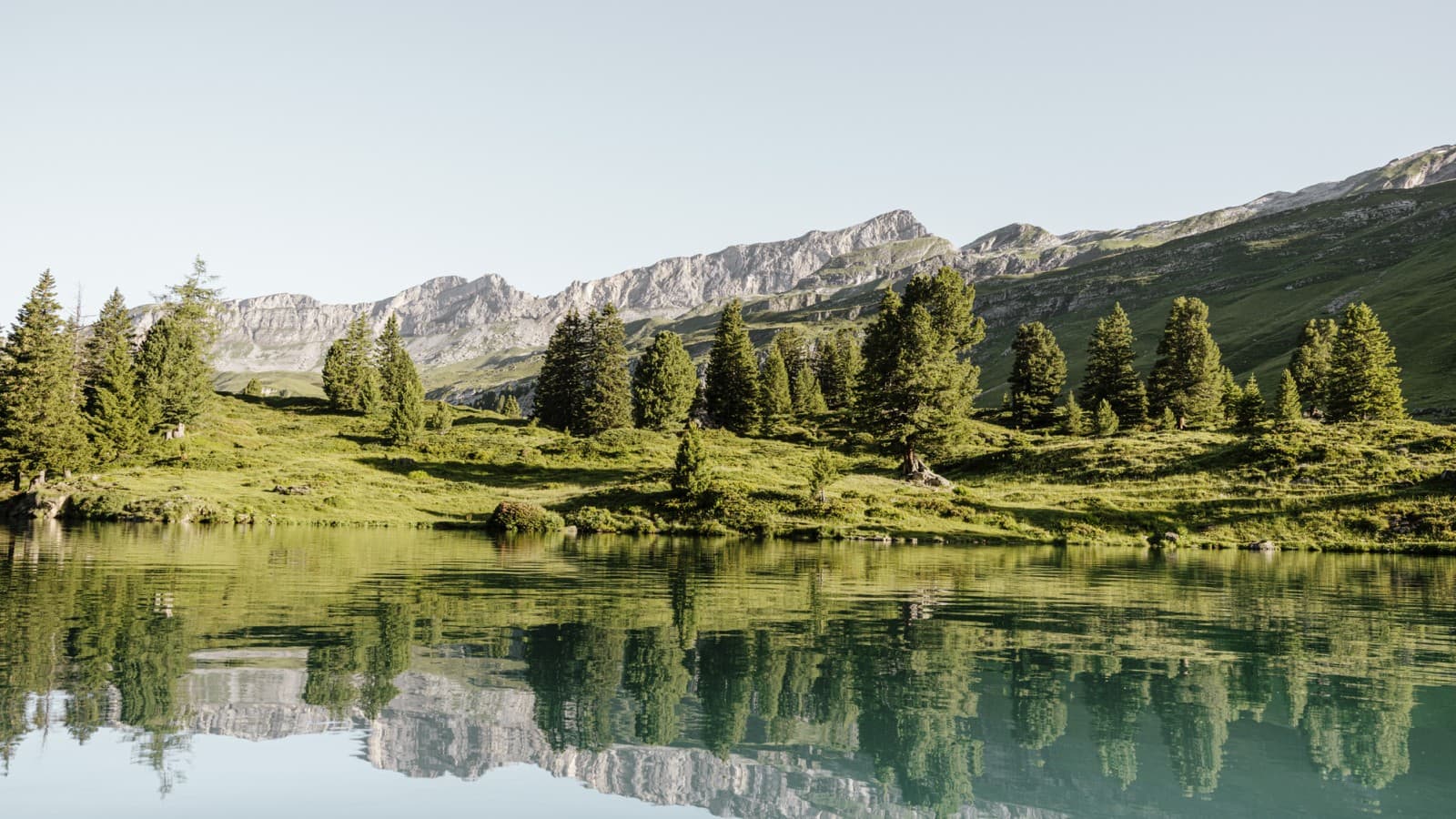 Refleksioner i den schweiziske bjergsø Engstlensee i 1.835 meters højde over havets overflade. Fotograf: Bruno Augsburger (© Geberit) Refleksioner i den schweiziske bjergsø Engstlensee i 1.835 meters højde over havets overflade. Fotograf: Bruno Augsburger (© Geberit)