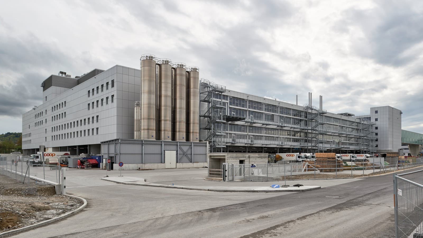 Coops anlæg har et fuldautomatisk fryselager, et stort bageri og konditori, et genbrugscenter, kontorarealer og endda sit eget biomassekraftværk. Coops anlæg har et fuldautomatisk fryselager, et stort bageri og konditori, et genbrugscenter, kontorarealer og endda sit eget biomassekraftværk.