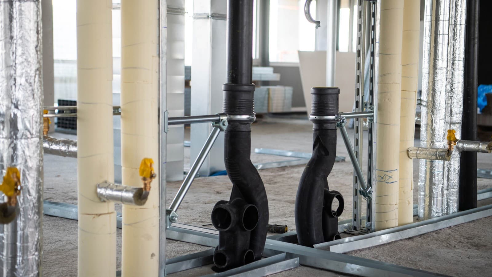 Afløbsledningen med Geberit Silent-db20 SuperTube i det ombyggede boligbyggeri OMU 93 Afløbsledningen med Geberit Silent-db20 SuperTube i det ombyggede boligbyggeri OMU 93