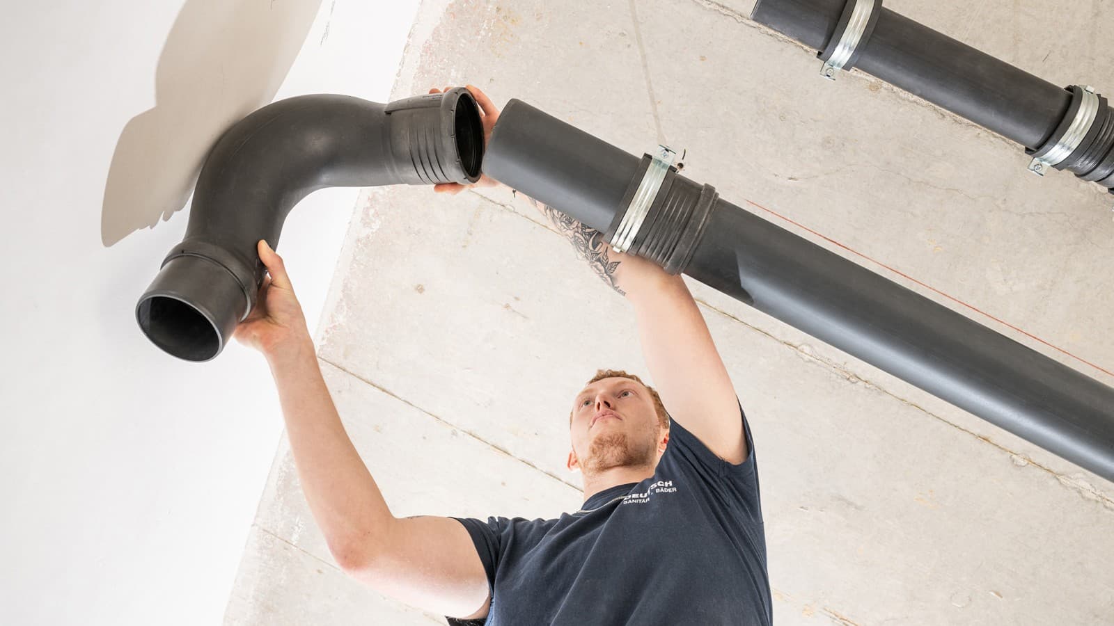 Installation af Geberit Silent-Pro BackFlip-bøjning i stedet for et traditionelt retningsskift med 45°-bøjninger Installation af Geberit Silent-Pro BackFlip-bøjning i stedet for et traditionelt retningsskift med 45°-bøjninger