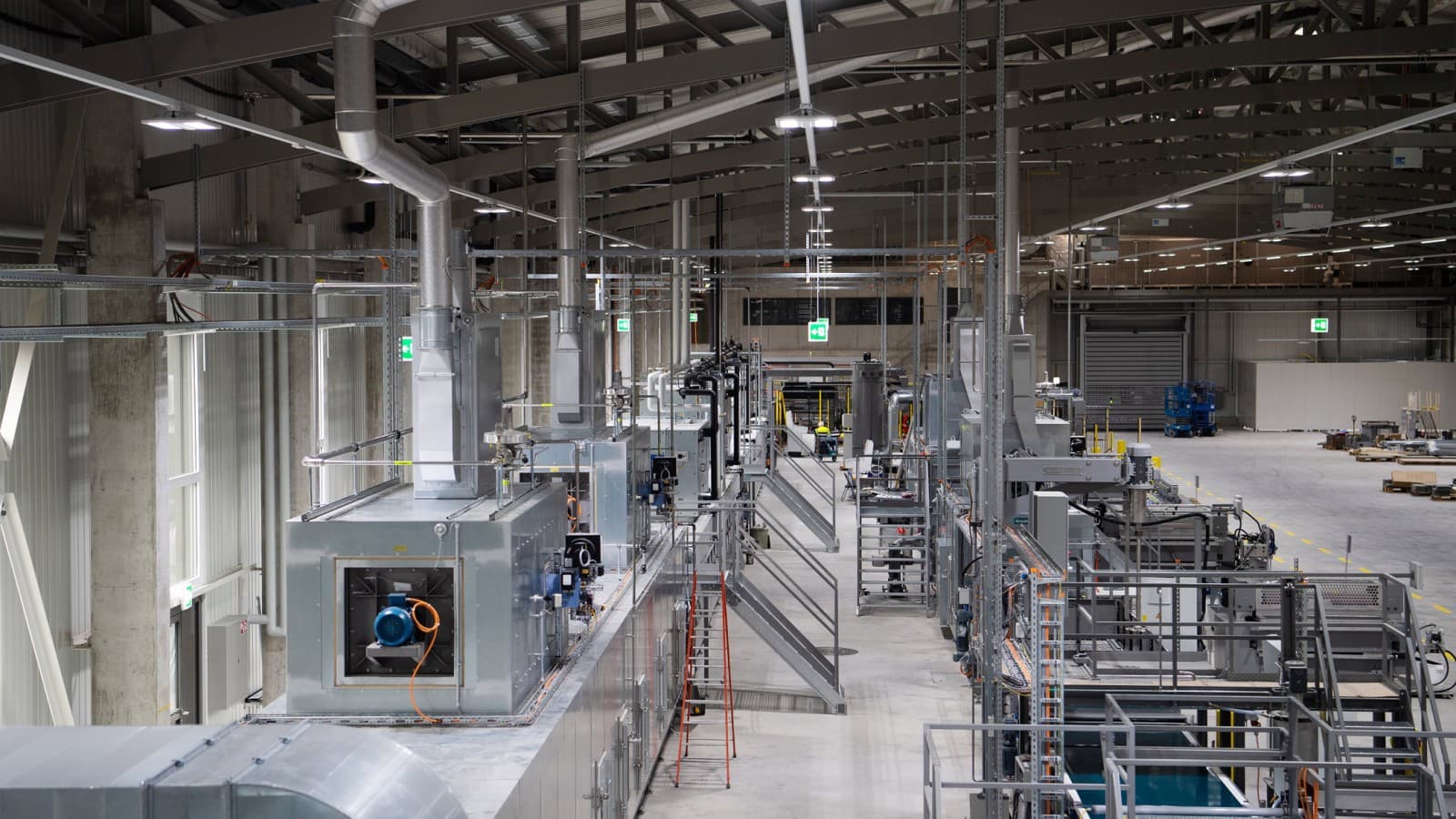 Produktionslinjerne i Swisspearls nye produktionshal i Niederurnen, Schweiz Produktionslinjerne i Swisspearls nye produktionshal i Niederurnen, Schweiz