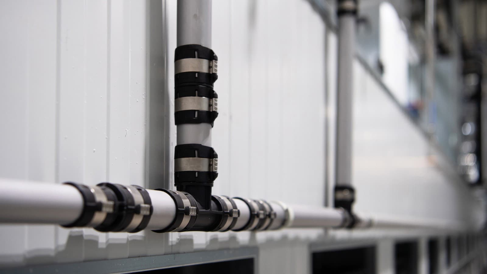 De sølvgrå Geberit FlowFit-rør passer perfekt ind i hallens farvekoncept De sølvgrå Geberit FlowFit-rør passer perfekt ind i hallens farvekoncept