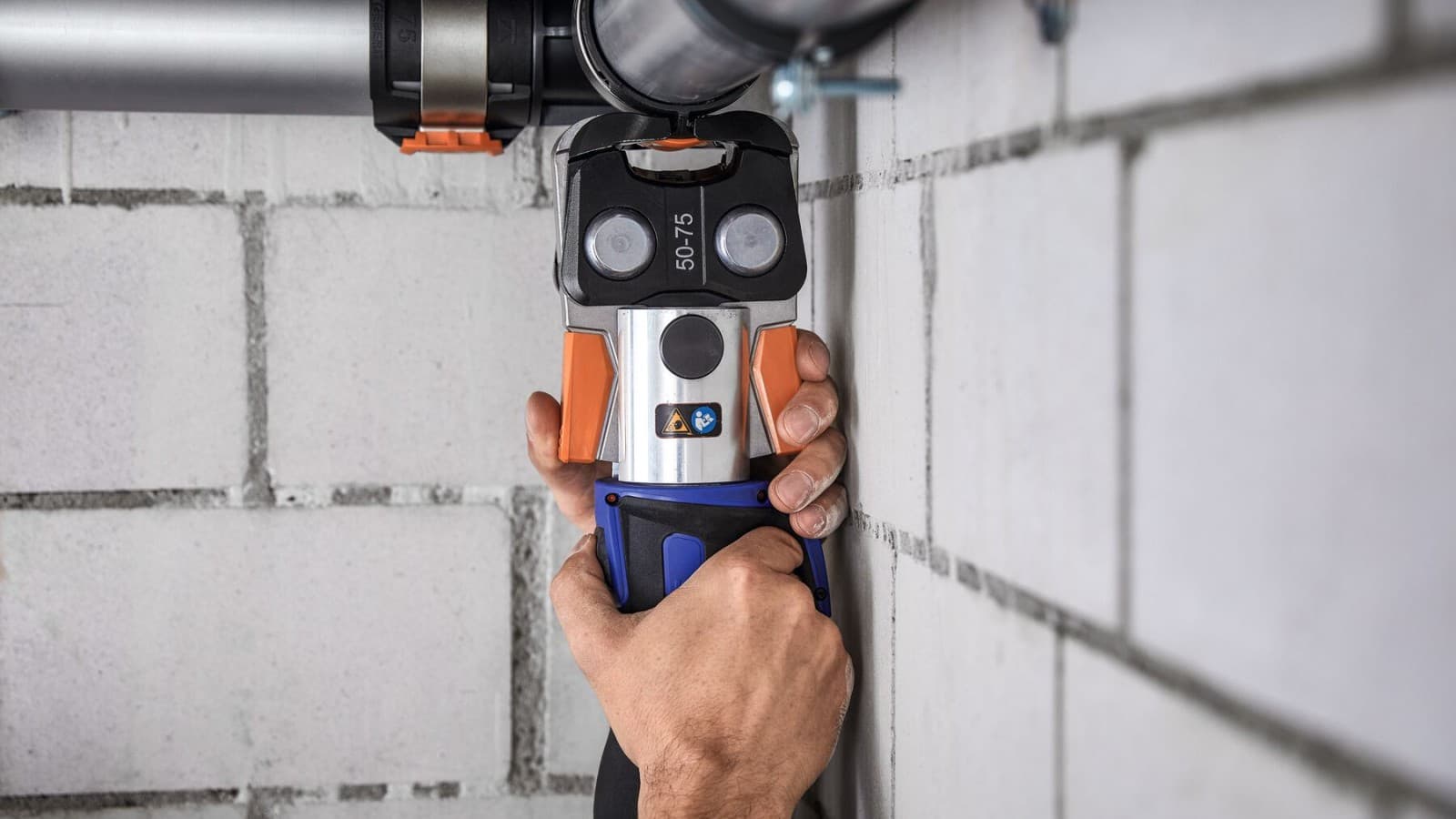 Geberit FlowFit kan presses på smalle steder Geberit FlowFit kan presses på smalle steder