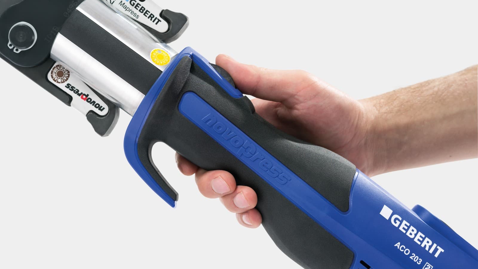Presseværktøjerne er ergonomiske at bruge takket være deres skridsikre og kompakte håndtag Presseværktøjerne er ergonomiske at bruge takket være deres skridsikre og kompakte håndtag