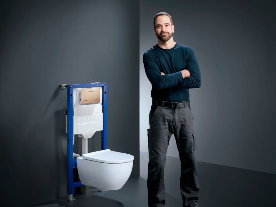 Installatør ved siden af Geberit WC-system Installatør ved siden af Geberit WC-system