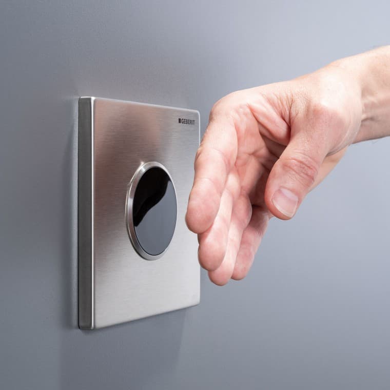 Berøringsfri urinalstyring med infrarød brugerregistrator muliggør behovsbaseret programmering og pålidelig skyllestyring Berøringsfri urinalstyring med infrarød brugerregistrator muliggør behovsbaseret programmering og pålidelig skyllestyring